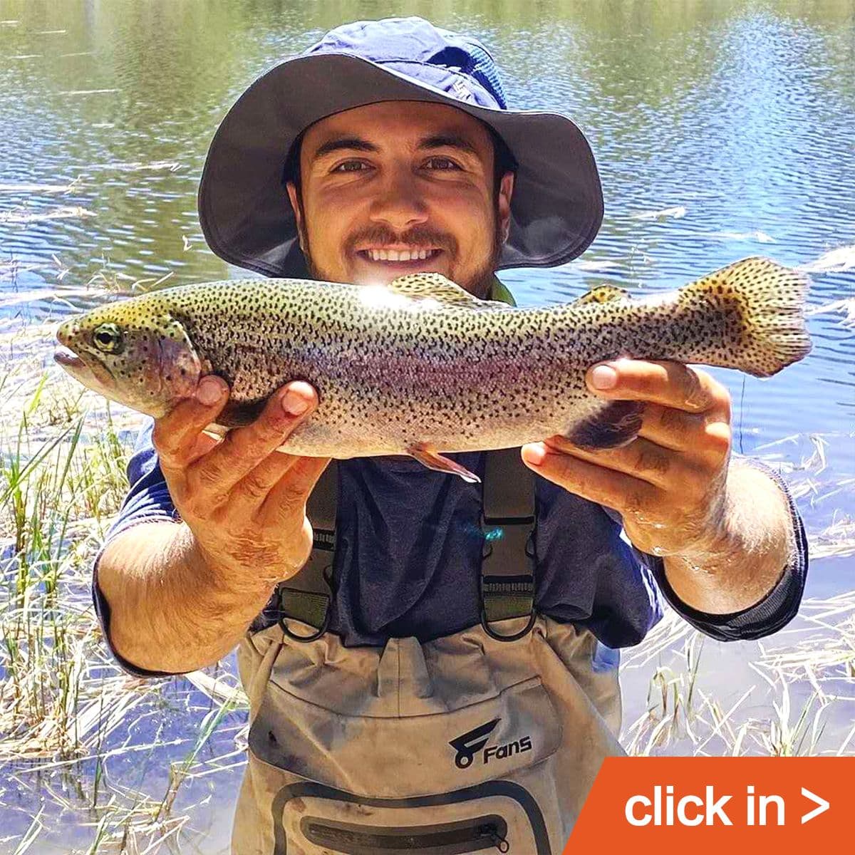Рыбак держит форель в 3-слойных забродниках 8Fans
